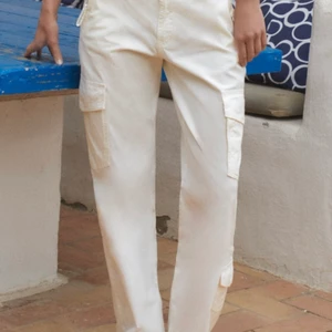 Zara vita cargo byxor - Säljer vita cargo byxor från zara. Fick hem dom nyss så dom är bara testade och prislappen är kvar. Säljer dom för att dom var lite för stora för mig