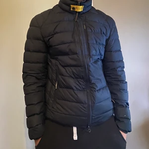 Parajumpers Ugo Super Lightweight Jacket - Säljer min Parajumpers då jag inte längre har nytta utav den, allt är i toppskick förutom små hål på jackan som hänt från bl.a fester. Storlek Small men funkar till dom som har Medium med.