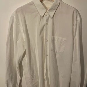 Vit Our legacy skjorta - Vit Our legacy skjorta med lite struktur. Skjortan är i storlek 50 och är ganska sparsamt använd. 