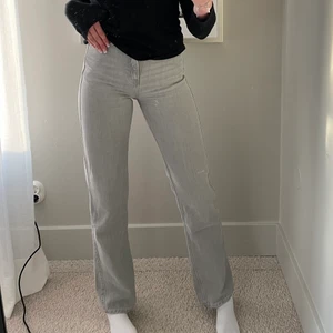 Sjukt fina jeans! - Gråa jeans från weekday, modell Voyage, stl 24/34💓