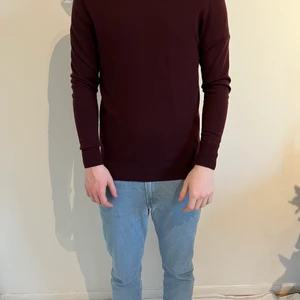 Hm. Stickad sweatshirt. Storlek, M. - Vinröd finstrickad ull tröja från HM. Köpt för 1.5 år sen. Väldigt bra skick nästan ny skick då den endast är använd en gång. Stämmer bra överens med hm storlekar. 