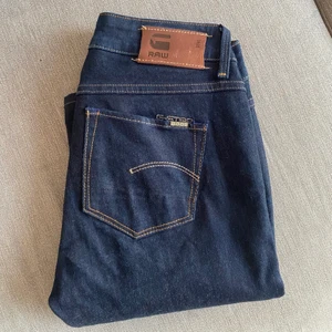 G-star jeans - Säljer dessa snygga G-star jeansen, använda fåtal gånger och är i bra skick!!! Storlek 25/32, normal/låg midjade, och stretchigt material 💞 köparen står för frakt!