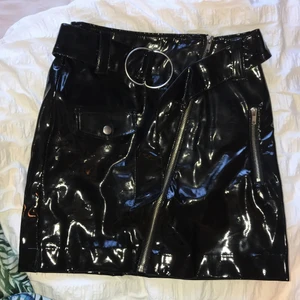 Lack kjol 34 - Lackkjol från h&m, knappt använd 