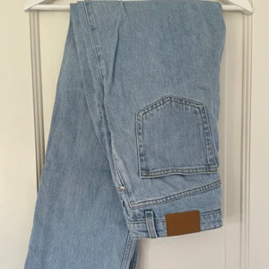 Weekday jeans - Säljer dessa jeans från weekday då de är något små och inte kommer till användning! Super bra skick då de knappt är använda!