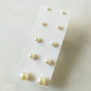 Örhängen - 5 par Vita - 5 par nya oanvända nickelsäkra örhängen. Levereras i förseglad förpackning.