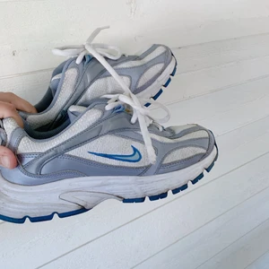 Nike Sneakers  - Intressebolag på dess super snygga Nike. Storlek 36,5 men skulle nog passa även 37. Flitigt använda, lite smuts fläckar, har dock inte provat att tvätta dem ännu så dessa går antagligen att få väck. Mest jord etc. 