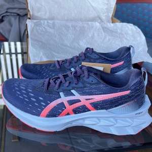 Asics Novablast 2, storlek 39 - Damskor Asics Novablast 2, storlek 39. Helt nya