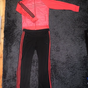 Adidas Pijamas - En adidas pijama som är i nyskick. Riktigt fin föashy färg på jackan. Passar M/S. Fraktens kostnad kan jag ta reda på om man vill köpa :)