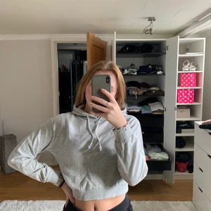 Croppad hoddie - Grå Croppad hoddie, samma som den vita. Stl xs. Bra skick. 75 inkl frakten 