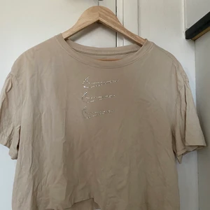 Nike t-shirt  - En beige Nike tröja som knappt är använd och är i väldigt bra material 
