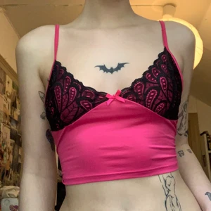 Rosa topp  - Rosa crop top med svart spets. Osäker vart den är från och jag håller in den lite på bilden då den är lite för stor för mig 