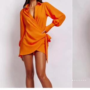 MESHKI klänning - Jag säljer denna superfina sommarklänning från Meshki då den är lite för liten i storlek för mig. Den är helt oanvänd och har etiketten kvar. Nypris på klänningen var 760kr. Storlek XS. Köparen står för fraktkostnaderna💕🧡