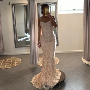 Bal klänning - Säljer min otroliga balklänning. Ljusrosa med fina spets detaljer och pärlor. Inbyggd bh. Jag är 168 och med klackar är den perfekt i längd. Passar någon i storlek 34/36 skulle jag säga💕 Använd 1 gång. Nypris ca 5000. Skriv privat vid seriöst intresse och bud. 