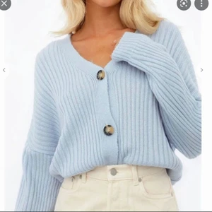 blå kofta  - säljer denna jättefina somriga blåa koftan då den aldrig används längre. den är använd ca 5 gånger men finns inga tecken på det! Jätteskön och mjuk och passar till mycket