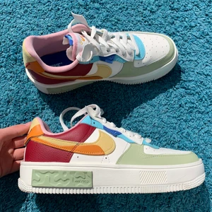 Nike air force 1 - Säljer dessa Nike Air Force 1s då de tyvärr inte kommer till användning, skorna har endast testas 2 tillfällen och är därför i nyskick, pris kan diskuteras men säljer endast vid bra bud! Storlek 39! Hör av dig om du vill ha mer bilder eller information kring skorna☺️