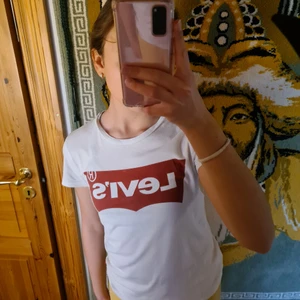 Levis tröja - Jättefin Levis tröja!! Använd flera gånger. Fint skick. Hör av dig om du är intresserad eller om du har några frågor💗