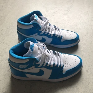Jordan 1s high ”Retro UNC” - Jordan 1s High Retro UNC. Storlek 45, AA Kopior. 900kr + 99 fraktavgift. Använda. OBS! Kvitto och Skolåda kommer inte med.
