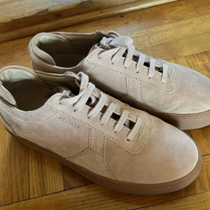 Axel Arigato sneakers - Sneakers från Axel Arigato i en dusty pink-färg. Storlek 37. Använda två gånger.