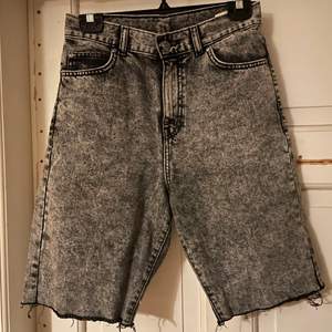 Ett par avklippta jeans i modellen ”Nora” från DrDenim. Otroligt snygg mom-modell. Svart/grå ”stentvättade”. Storlek 27”. 