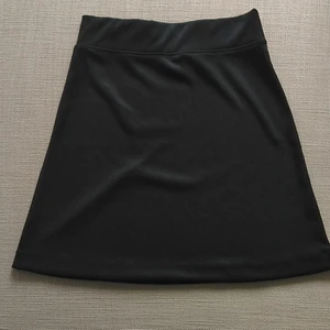 Minikjol, xs  - Svart minikjol i glansigt material från weekday