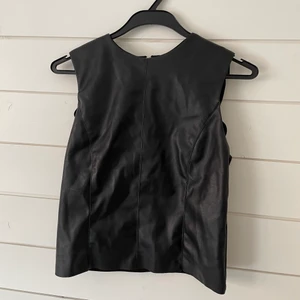 Skinn topp - Snygg skinn topp i storlek 36! Oklart vart den är ifrån, men inte äkta skinn!!