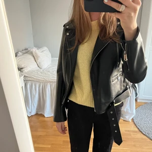 Skinnjacka  - Säljer denna snygga skinnjacka då den inte används, bra skick. Storlek 36 köpt på Nelly säljs för 300 (går att diskuteras) kan frakta eller mötas upp i stockholm☺️