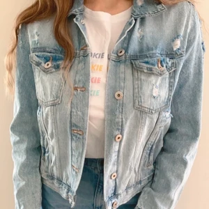 Sliten Jeansjacka storlek M - Sliten jeansjacka  Helt ny