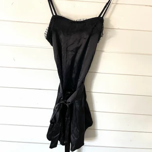 Nattlinne - Helt oanvänd, jättefint nattlinne med band i midjan att knyta, silkes material! Storlek S