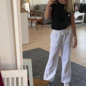 Linnebyxor - Roxy liknande linnebyxor som är jättefint skick och endast använda 2 gånger 🫶🏻 160kr+ frakt, om fler är intresserade blir det budgivning 🫶🏻🫶🏻  kan mötas upp och posta