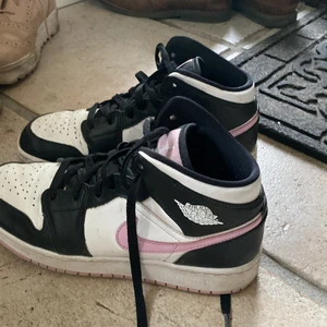 Jordans  - INTRESSEKOLL på mina pink jordan ones. Använda fast fortfarande bra skick 😍 köp direkt för 1000 eller buda från 800kr