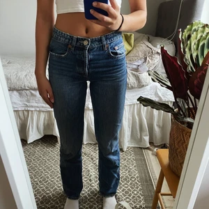 Mörkblåa Midwaist zara jeans - Jag säljer mina jätte fina slutsålda zara jeans💕💕💕frakt tillkommer💕💕