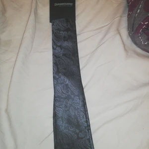 Slipsen  - En Slipps aldrig använd från dresman svart med gråt mönster pris 70kr frakt till komer 