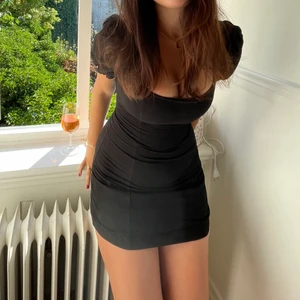 Zara klänning - Storlek M men liten i storleken, så fin lite slitage vid dragkedjan men inget som syns när den är på💞💞