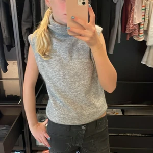 Stickad other stories topp - Säljer en sjukt fin other stories topp som är köpt för runt 2 månader sedan och endast använd 1-2 gng. Hör av er för mer info❤️❤️