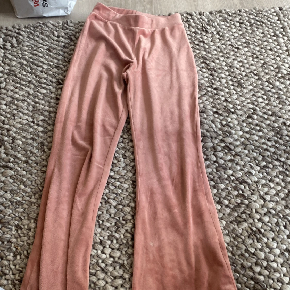 Rosa ut svängda byxor  - 90