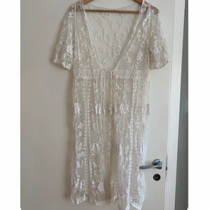 Ljuvligt fin kimono - Så otroligt fin kimono som man kan ha till stranden eller över fina underkläder. Otroligt söta broderier. Köpt i Grekland 🇬🇷 fraktar endast och tar endast swish 