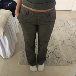 Lådmidjade kostymbyxor  - Ett par låga kostymbyxor från s.Oliver. Det är typ brun/gråa med ett mönster som inte syns från långt håll. Det är köpta på loppis men fortfarande i ett bra skick. Byxorna är uppsydda för mig som är 167 o har typ 81 cm i innebenslängd. 