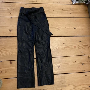 Läderbyxor med knytband - Läderbyxor från Nakd med avtagbart knytband. Strl 34. 250kr. Köparen står för frakten om det behövs postas🌞🌻
