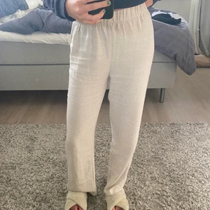 Linnebyxor  - Linnebyxor i väldigt fint skick, säljer på gund av att jag köpt ett par nya 💖 väldigt fint skick!!!! Jag är 165 och har xs i vanligt fall