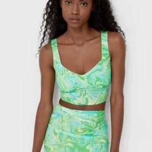 stradivarius topp  - säljer en grön topp från stradivarius som är perfekt nu till sommaren. prislappen är kvar, då den är för liten för mig. kan självklart skicka egna bilder vid önskan. kom privat vid fler frågor, oså svarar jag så snabbt jag kan!💓 frakten behöver inte vara spårbar! 