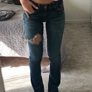 Tiger Of Sweden lågmidjade jeans  - Midja: 75 cm Innerben: 78 cm    Storlek: W25/ 34 Passar mig som vanligt vis är en S/ 34 i jeans. Jätte snygga lågmidjade jeans med en slitning. Lite bootcut. Även väldigt stretchiga och sitter väldigt bekvämt. Skriv om intresserad <3