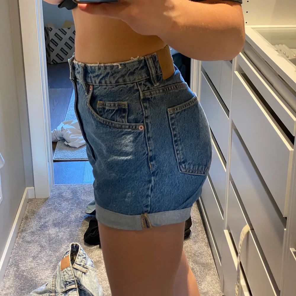 Snygga jeans shorts från Gina! Sitter snyggt och passar till allt. Tyvärr lite små för mig men i väldigt bra skick . Shorts.