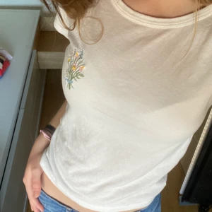 Brandy Melville t-shirt - Fin och somrig liten t shirt från brandy! Passar till mycket och väldigt skönt material! Bra skick! Som ni ser ganska liten I passform men tycker det är väldigt snyggt!💘💘