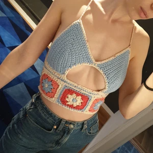 Virkad korsett topp i bomull stl S  - Fin och unik virkad sommartopp! Aldrig använd, storlek s men justerbar pga knytning på ryggen! Testad och säker för wardrobe malfunction. Virkad med 100% bomulls garn 💕 