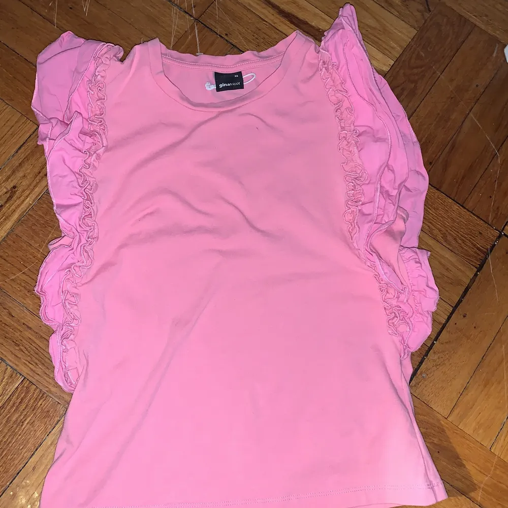 Rosa tröja för billigt pris inga skador alls. T-shirts.