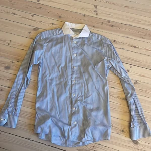 Skjorta Eton - Businesskjorta från Eton med vit krage, slim fit.