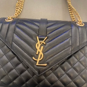 Ysl envelope flap bag small - Mycket gott skick. Köpt från affordabel luxurys för 1.5 år sedan, sparsamt använd. Är tyvärr inte riktigt min stil därför har jag valt att sälja den. Nypris ca 17 500kr. Dustbag och identifikationskort finns. Kan skickas köpare betalar frakt.