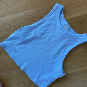 Ett blått set💙 - Kjol- M, linne-M, shorts-L. Allt passar några storlekar uppåt och ner. Man måste inte köpa allt, man får välja en eller två grejer oxå :D och om man väljer att inte köpa alla är priset diskuterbart, köparen står för frakt 