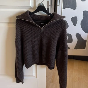 Brun stickad tröja från Gina tricot - Brun stickad tröja från Gina Tricot i nyskick, 100kr+frakt