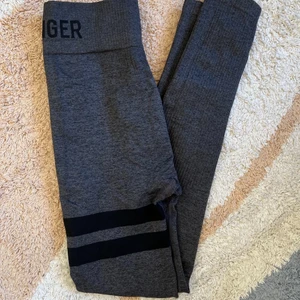 Stronger träningsleggings - Ett par snygga gråa strongertights i strl XS. Köpte dessa här från Plick men var för långa :((  är 156 cm. säljer därför dessa och ser inga anmärkningar på dem. 🤍